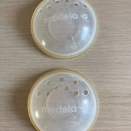 Medela breast shells and silicone nipples like new, 2 pcs with case