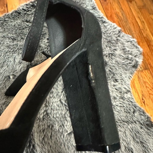 Pointed black pumps size 39 used with scratch