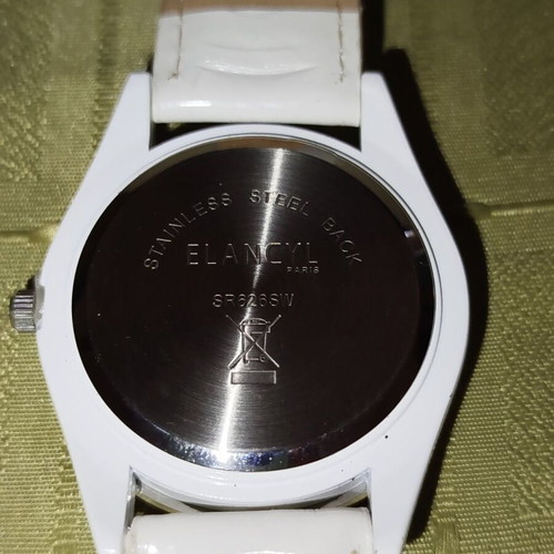 White wristwatch used with leather strap