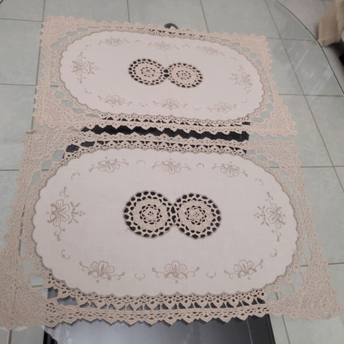 Set of 3 Semen Table Linens like new