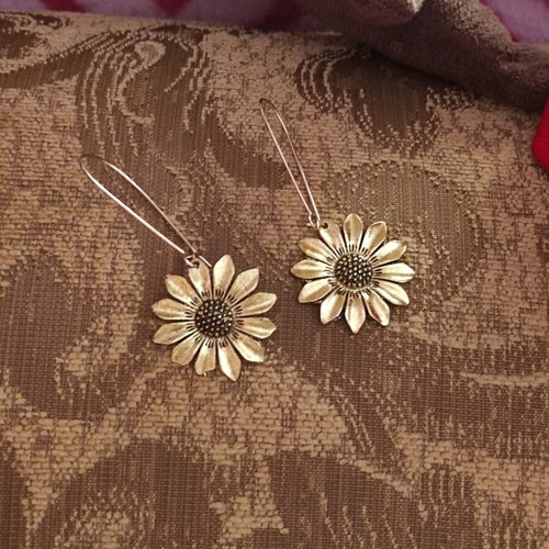 Dangle earrings daisies used