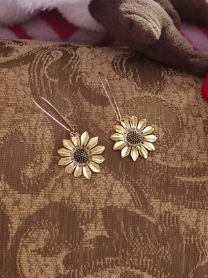 Dangle earrings daisies used