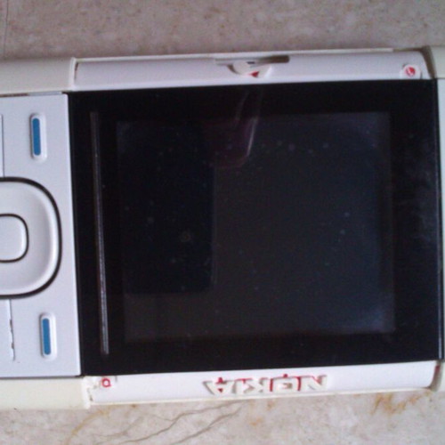 Nokia 5200 used, functional internal parts, no battery, charger included