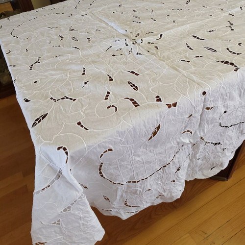 Cutwork tablecloth 160 centimeters like new