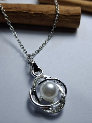 Stainless steel necklace with pearl pendant