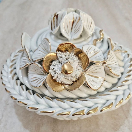 Porcelain bowl used with decorative lid