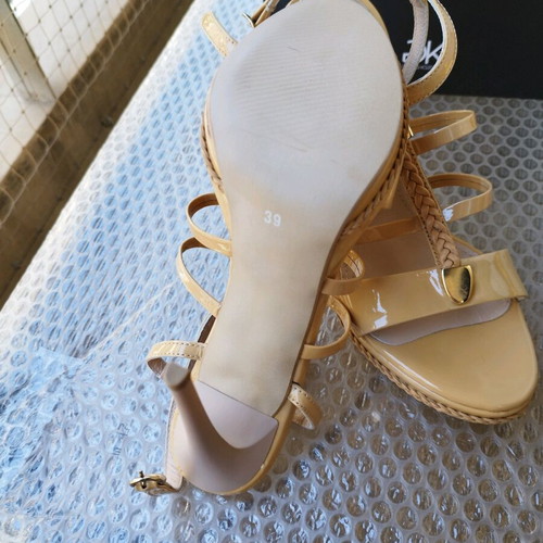 Gianna Kazakou patent leather sandals new, beige, size 39