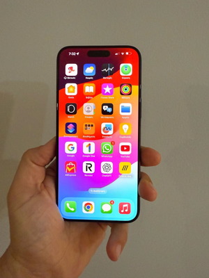 iPhone 15 Pro Max 256GB με θήκη και τζάκι προστασίας, σαν καινούριο