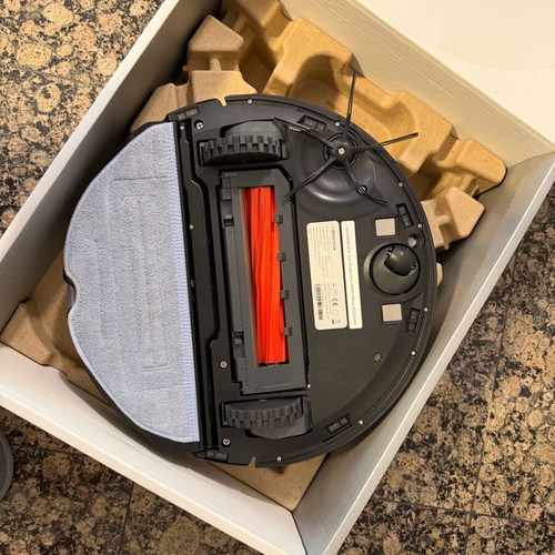 Roborock S7 with Auto Emptying Dock like new and extra consumables