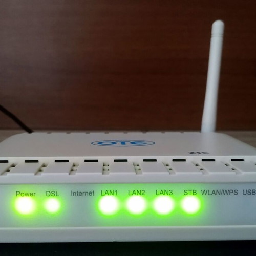 ZTE ZXHN H108NS router like new with accessories
