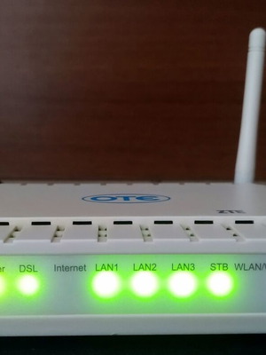 ZTE ZXHN H108NS router like new with accessories