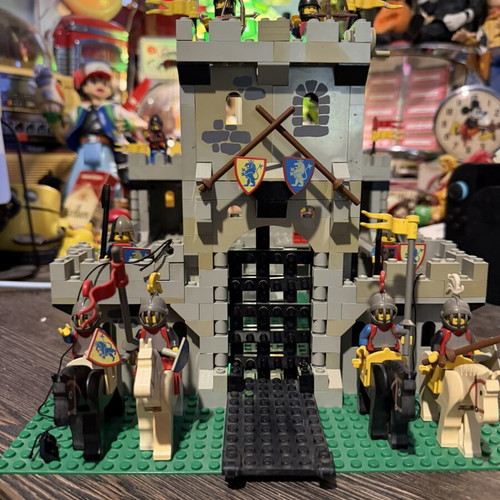 Lego Castle 6080 King’s Castle vintage, used with knights and accessories