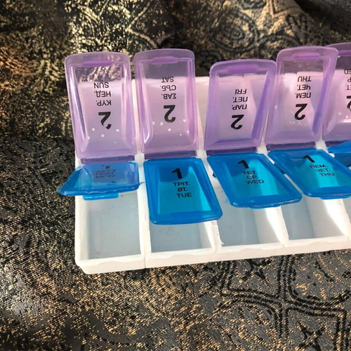 Weekly Pill Organizer like new, 14 compartments, dual-sided