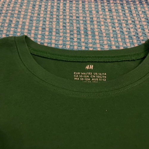 H&M t-shirt green, like new, for 10-12 years