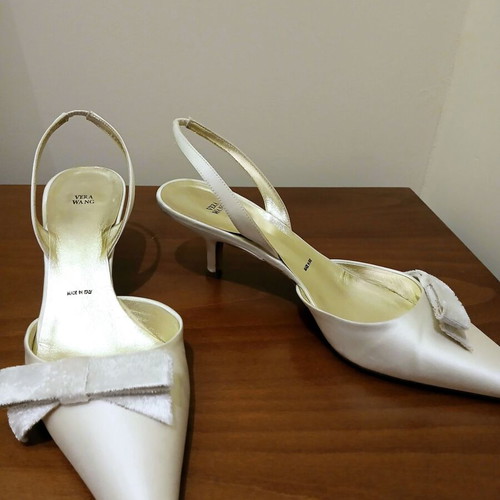 Vera Wang pumps used, size 38, beige satin with velvet bows