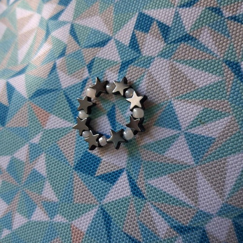 Elastic ring with white beads and hematite stars
