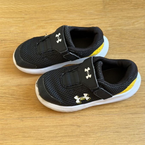Under Armour kids athletic shoes used, size 26