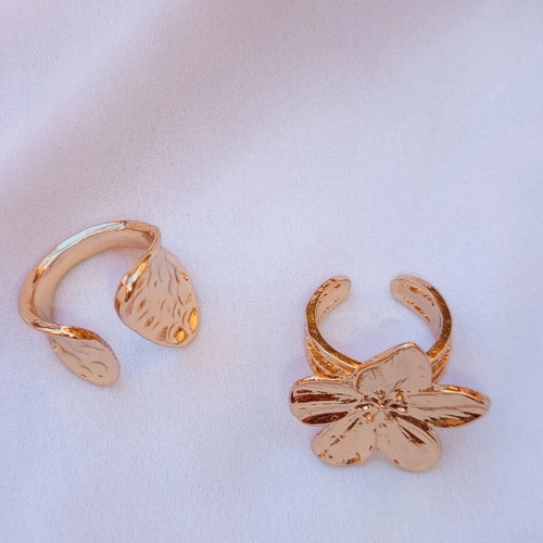 Set of 2 gold rings.
