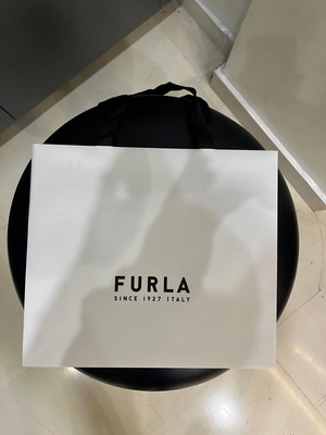 Хартиена чанта Furla нова, бяла с черно лого