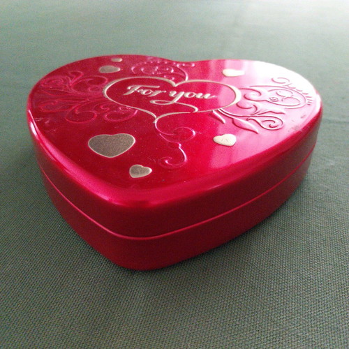 Metal heart-shaped box like new