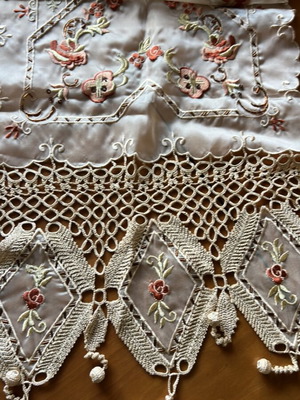 Set of table linens new, including tablerunner 1.50x45, napkins 56x56, square 90x90