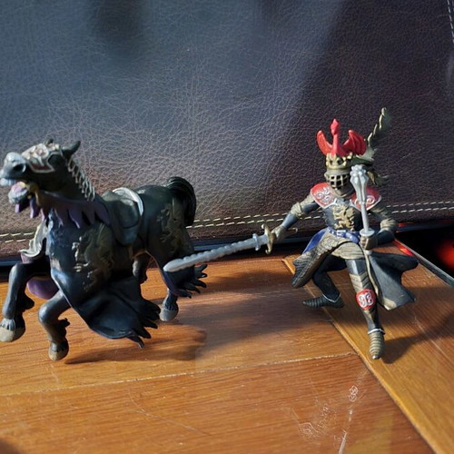 Figures horses and knights like new, decorative plastic