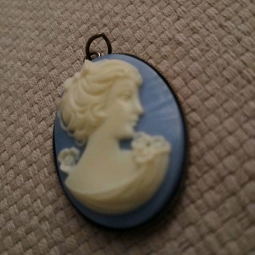 Vintage cameo pendant like new, white and blue