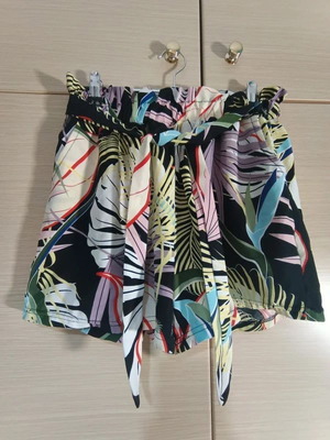 Women's shorts with tropical print like new, elastic waist and fabric belt