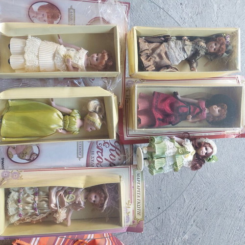 Porcelain doll set like new