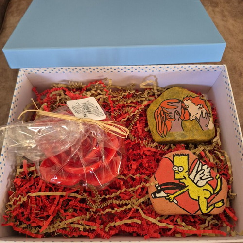 Giftbox for lovers with rose candle and 2 stones
