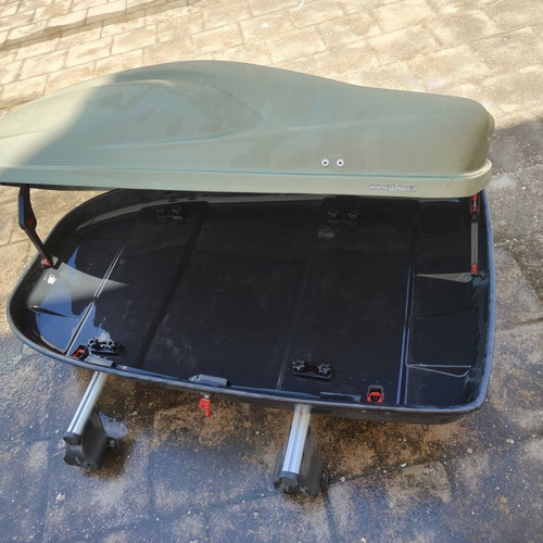 G3 Italian Roof Box used with bars, opens both sides