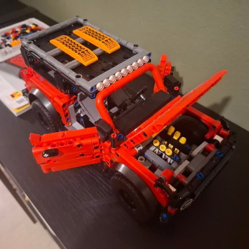 Lego Technic Ford Bronco like new, 943 pieces for ages 9+