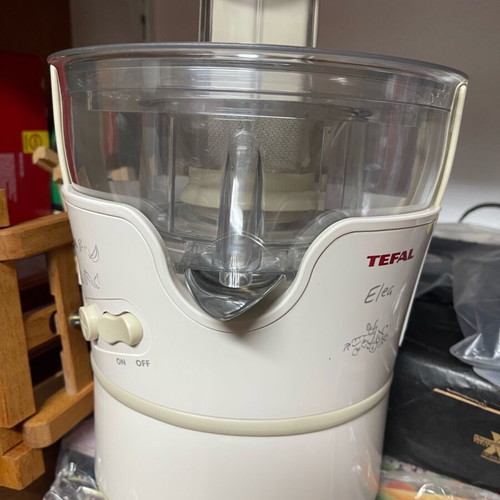 Tefal juicer like new with 700ml capacity and stainless steel filter
