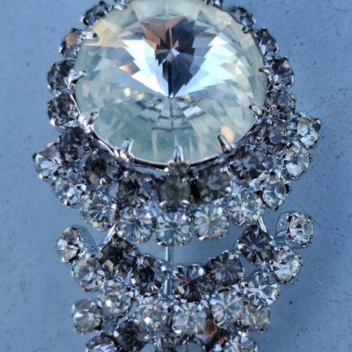 Vintage style pin used with rhinestones