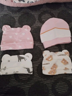 Baby hats like new, set of 4 for newborns