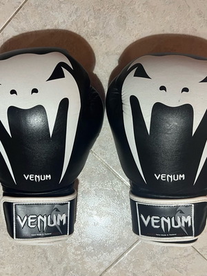 Venum gloves like new