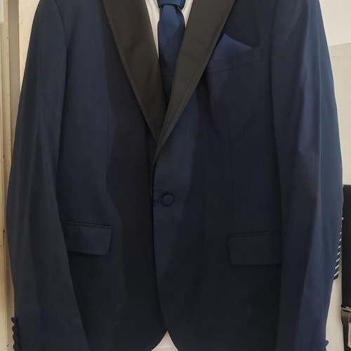 Vittorio men's suit like new size 56 with vest, shirt and tie