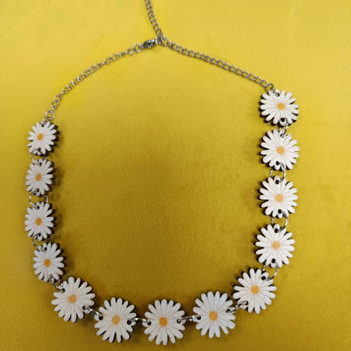 Choker with wooden daisies like new, white and yellow