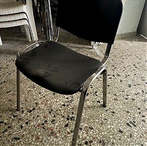 40 καρέκλες με μεταλλικό σκελετό, πλαστικό κάθισμα και βάση