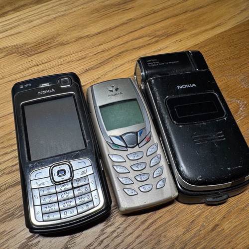 Pack of 7 old Nokia phones without chargers