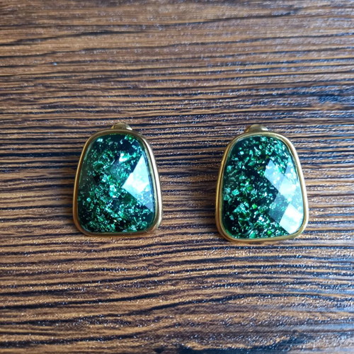 Earrings with green stone and gold frame new