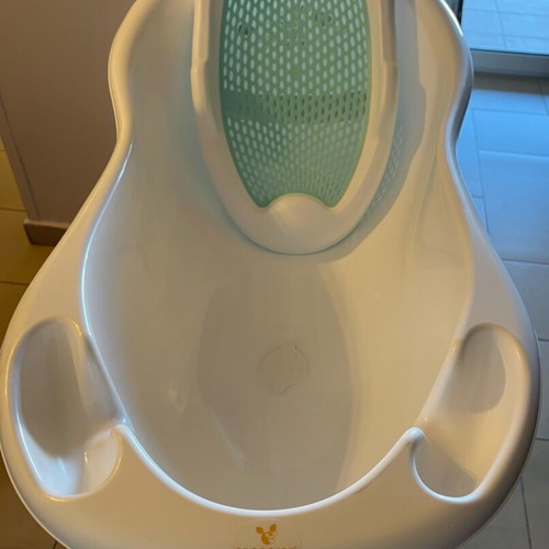 Baby bath tub like new with support frame and towel holder