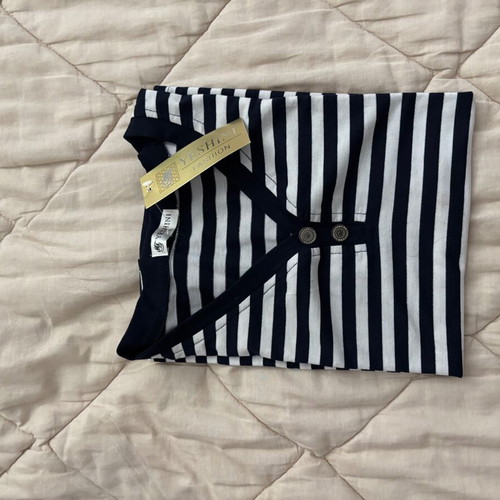 Striped mako t-shirt size large new, white and black