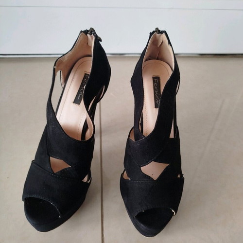 High-heeled sandals black like new, size 38