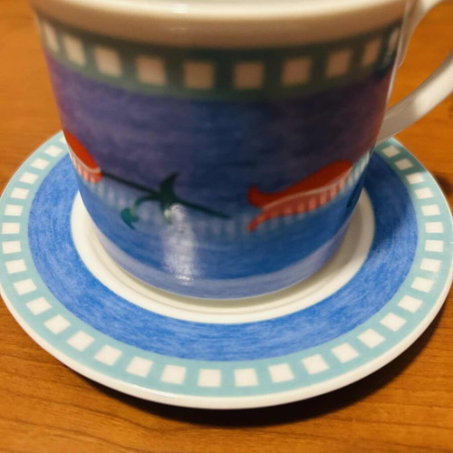 Set of 8 cups like new, 4 small and 4 large with saucers