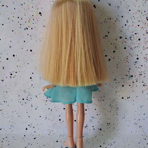 Bratz Play Sportz Teamz Cloe doll with poseable body and flaws