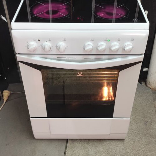 Indesit Ceramic Stove like new, fully functional