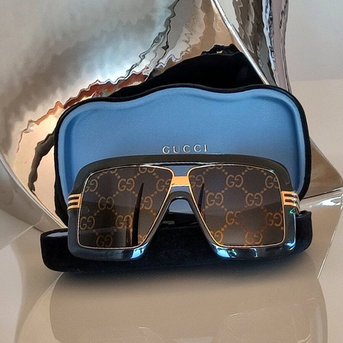 Gucci GG0900S Flat Top Mask Sunglasses with Logo, like new