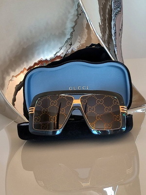 Gucci GG0900S Flat Top Mask Sunglasses with Logo, like new