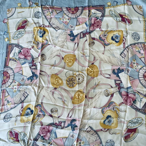 Gucci vintage silk scarf 90x90 with romantic multicolor motif used
